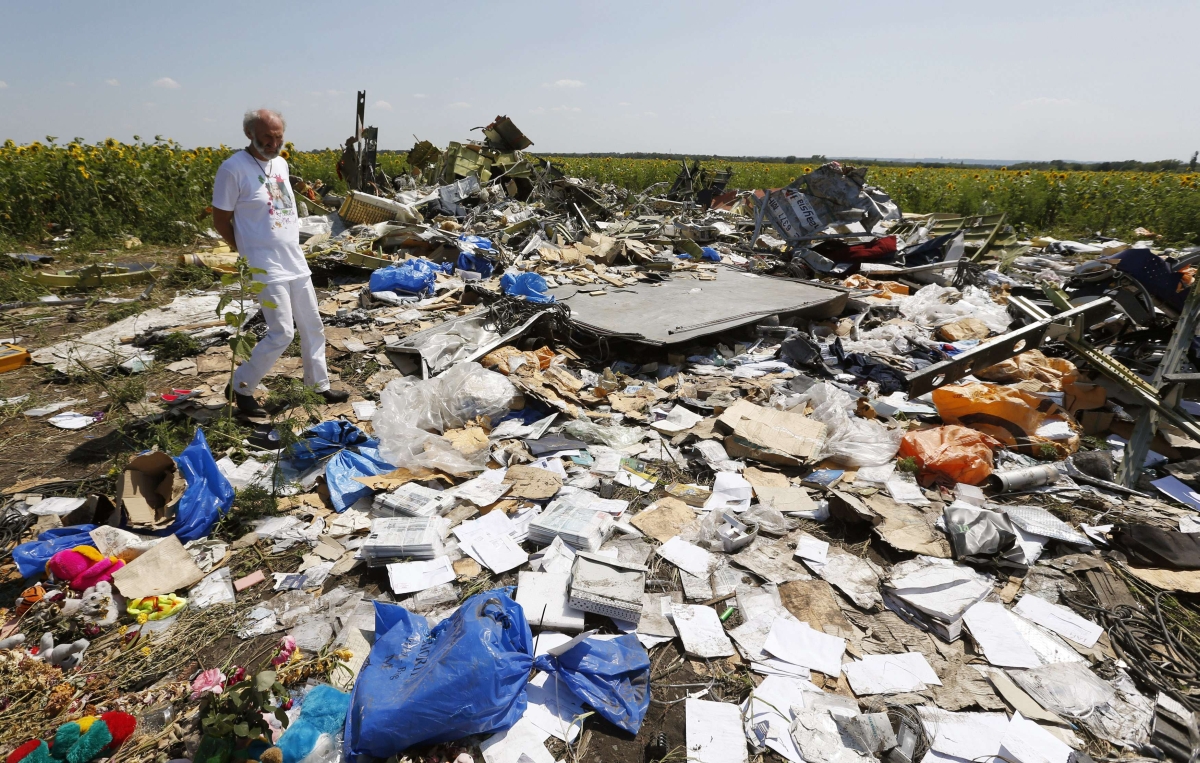 Pai de uma das vítimas da queda do MH17 visita a área do acidente vestindo uma camiseta com uma foto da filha | Reuters/Sergei Karpukhin