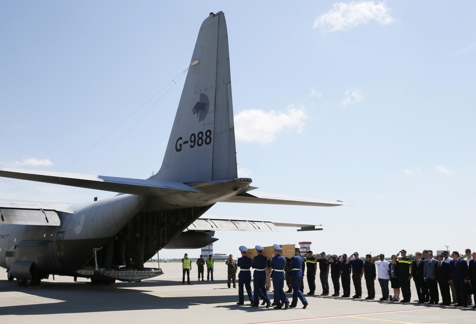 Soldados ucranianos carregam os corpos de vítimas da queda do voo MH17 em um avião que irá transportá-los à Holanda | Reuters/Gleb Garanich