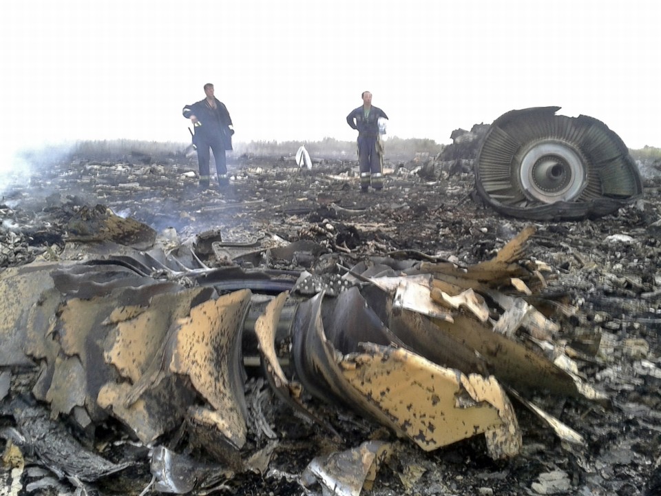 Equipes de resgate no local da queda do Boeing 777 da Malaysia Airlines | Reuters/Maxim Zmeyev
