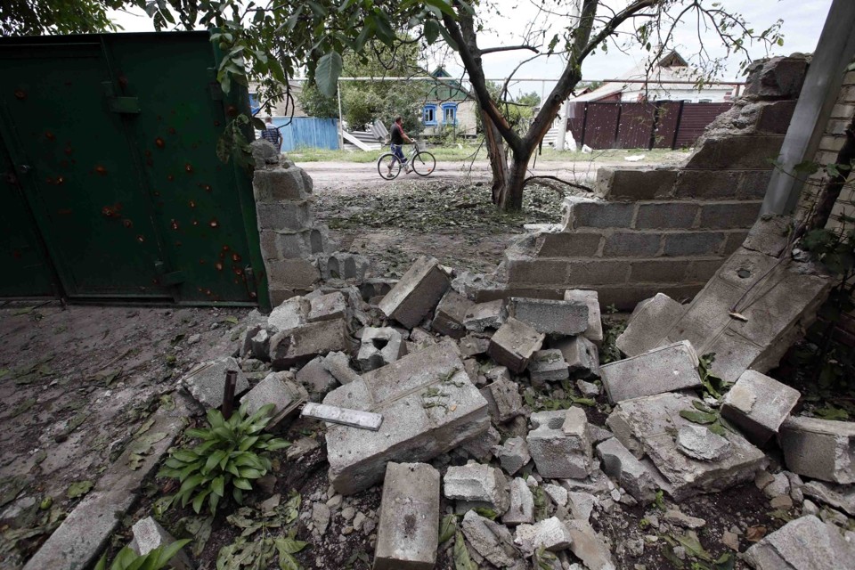 Muro de casa destruído por combates entre rebeldes e o exército ucraniano em Krasnohorivka | Reuters/Maxim Zmeyev