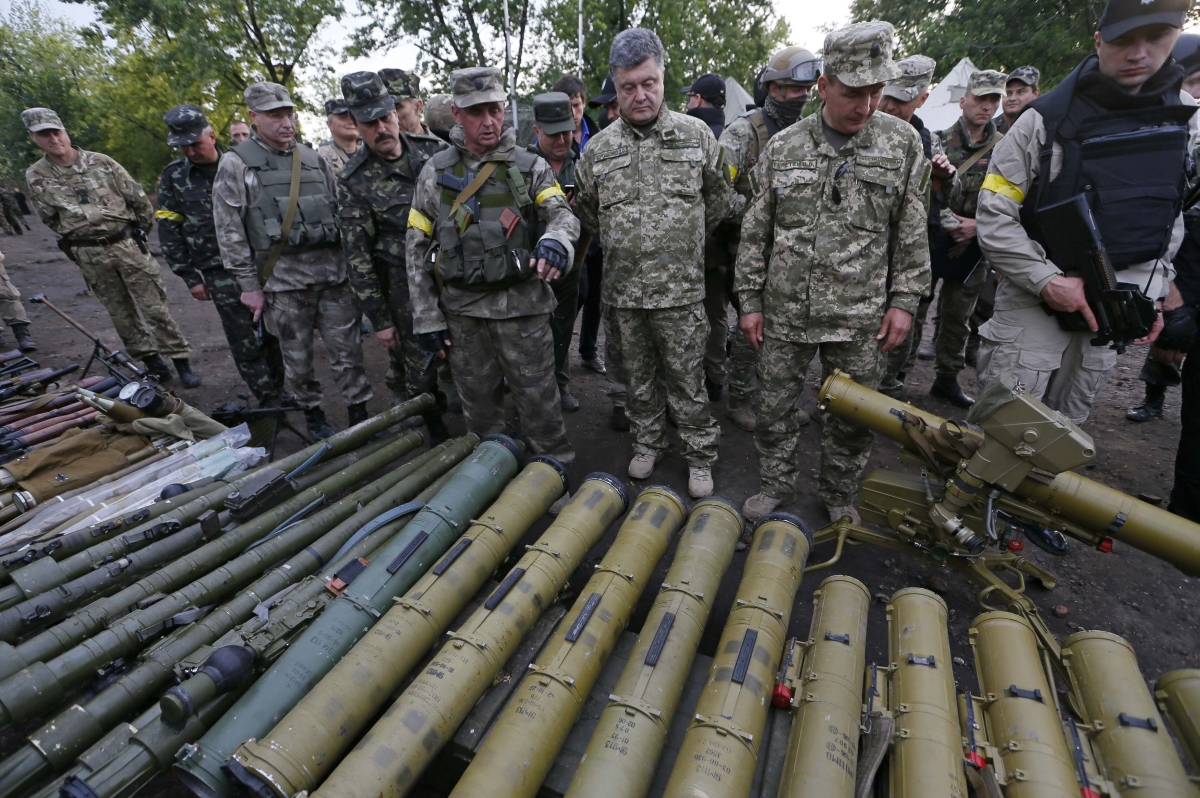 Petro Poroshenko (centro) inspeciona armas apreendidas de rebeldes pró-Rússia | Reuters/Gleb Garanich