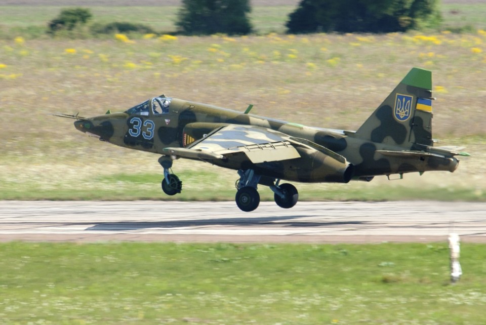 Foto de arquivo mostra o modelo Su-25, similar aos dois derrubados pelos rebeldes pró-Rússia | EFE/Sergey Popsuevich