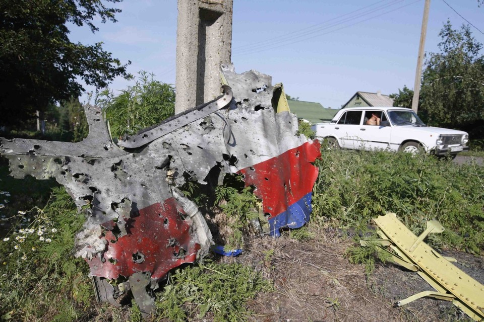 Destroços do Boeing 777 da Malaysia Airlines são vistos na vila de Petropavlivka, na região de Donetsk, na Ucrânia | Reuters/Maxim Zmeyev