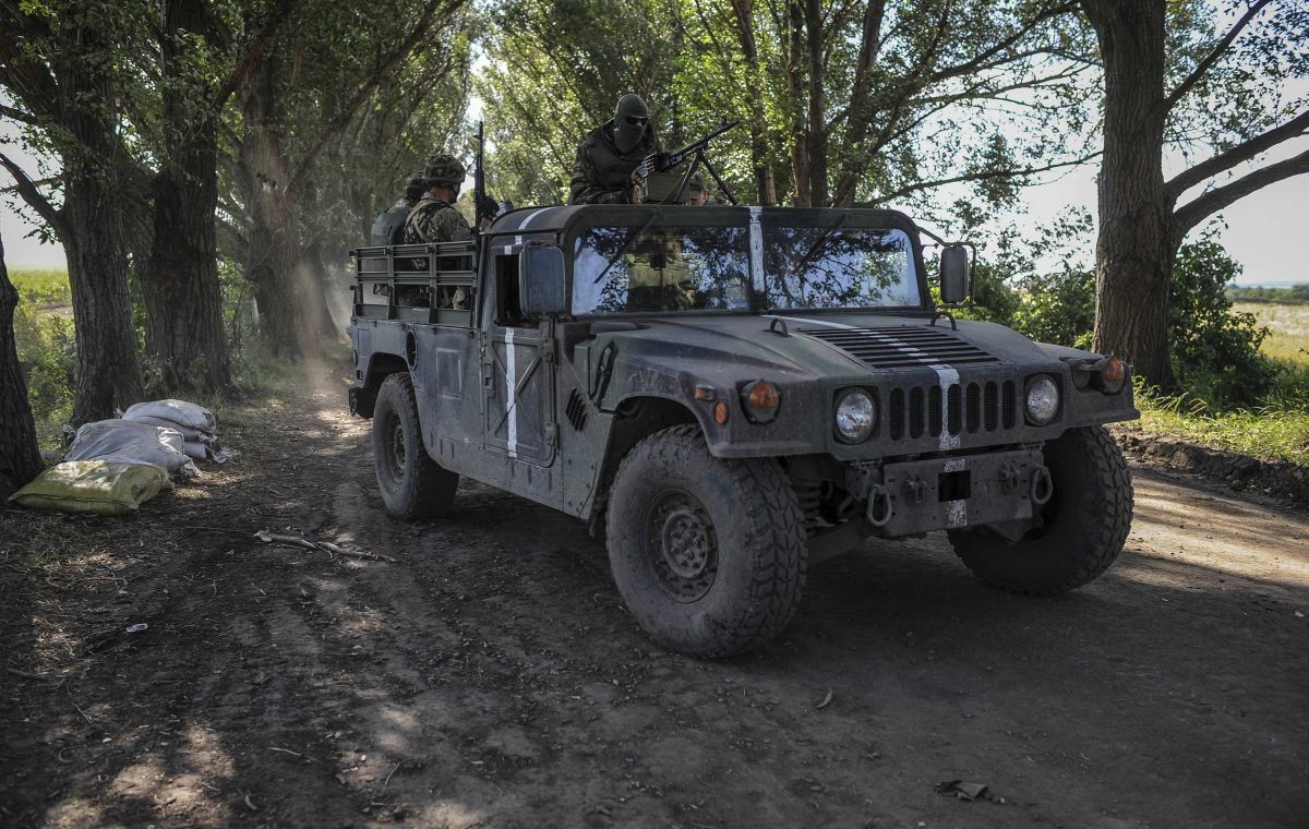 Soldados ucranianos circulam próximo à fronteira com a Rússia | REUTERS/Andrew Kravchenko/Pool