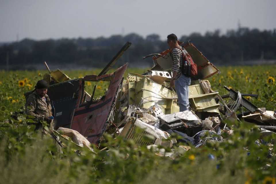 Especialistas analisam destroços do avião da Malaysia Airlines nesta terça-feira | REUTERS/Maxim Zmeyev