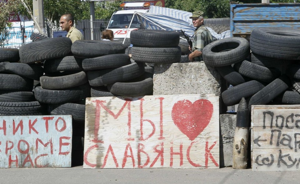 Separatistas da etnia russa na Ucrânia construíram barricadas para se defender das forças do governo | REUTERS/Shamil Zhumatov