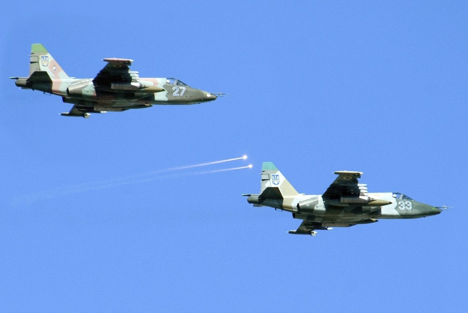 Foto de arquivo mostra dois aviões do modelo SU-25 da força aérea ucraniana | EFE/Sergey Popsuevich