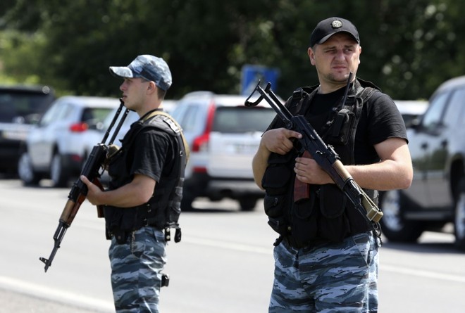 Rebeldes separatistas pró-Rússia fazem guarda nos subúrbios da cidade de Shakhtarsk, na região de Donetsk, na Ucrânia | Reuters/Sergei Karpukhin