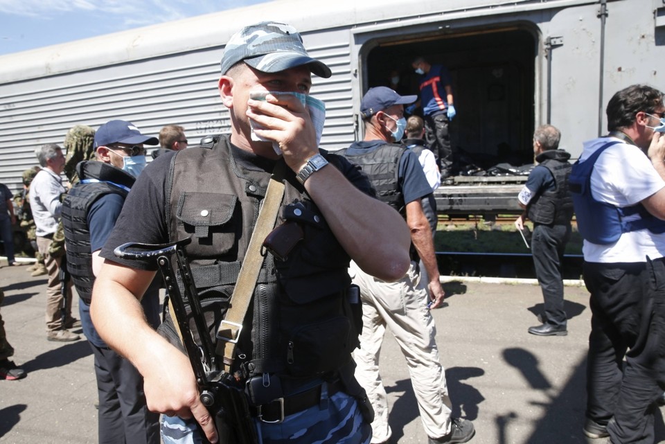 Inspetores examinam os corpos de vítimas da queda do MH17 em um trem refrigerado no leste da Ucrânia | Reuters/Maxim Zmeyev