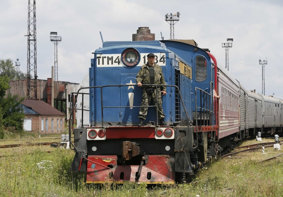 Guarda monitora o trem com os corpos das vítimas do voo MH17, da Malasya Airlines | Reuters/Gleb Garanich