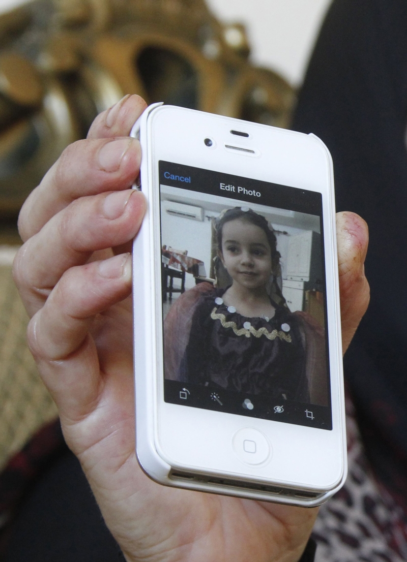 Tia mostra foto da sobrinha que viajava com a mãe no avião | Ali Hashisho/Reuters