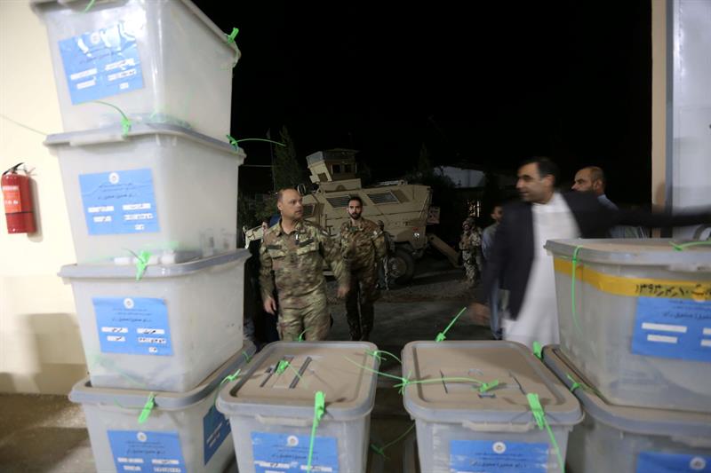 Urnas com votos começaram a ser conferidas na quinta-feira (17) | EFE/JALIL REZAYEE