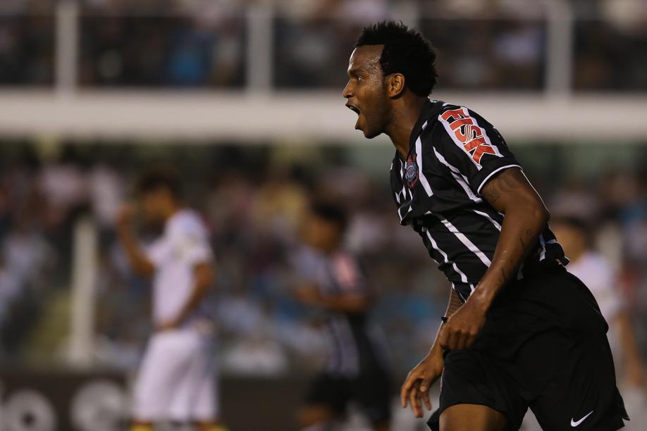 Zagueiro Gil fez o gol da vitória corintiana na Vila Belmiro | Zanone Fraissat / Folhapress
