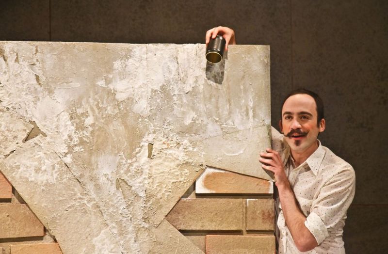 O ator Luiz Bertazzo dialoga com o poeta Manoel de Barros em seu monólogo | Marco Novack/Divulgação