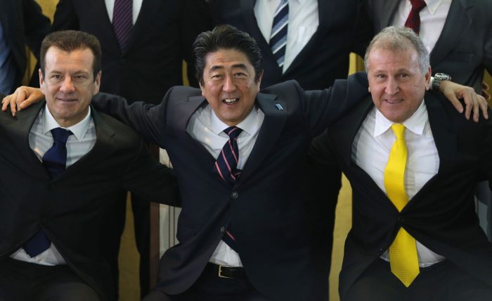 Dunga e Zico com o primeiro-ministro do Japão, Shinzo Abe, em cerimônia de homenagem ao futebol brasileiro | Reuters