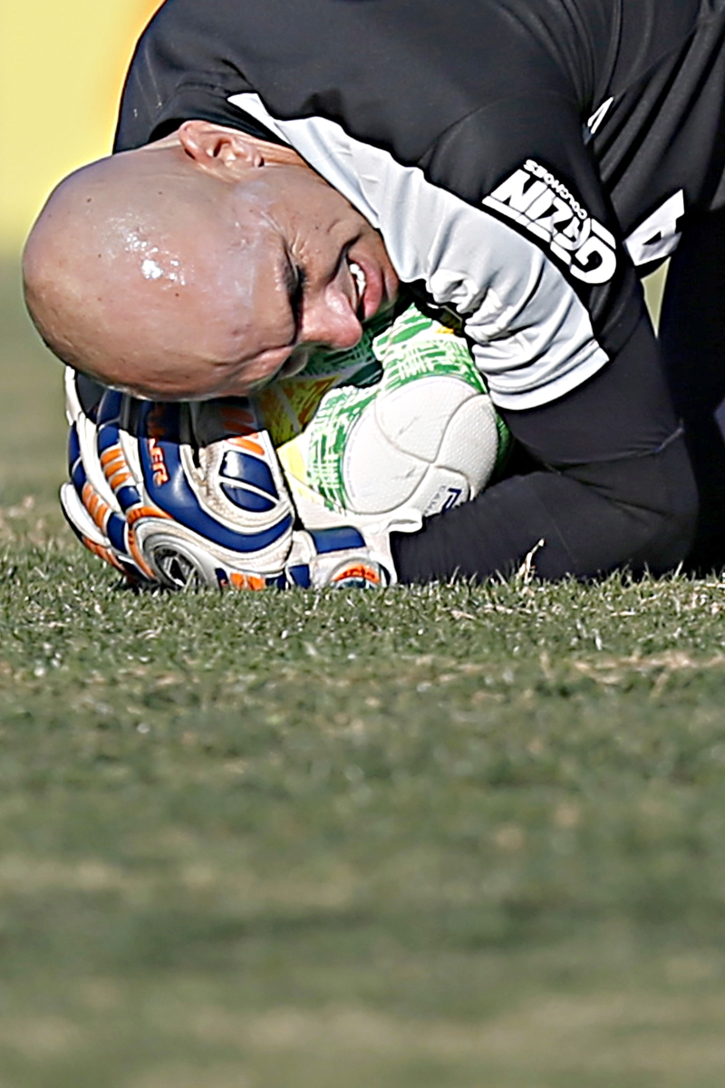 O goleiro Marcos defende a bola em treino na Vila Capanema: jogadores do Tricolor pediram apoio maciço da torcida | Albari Rosa/ Gazeta do Povo