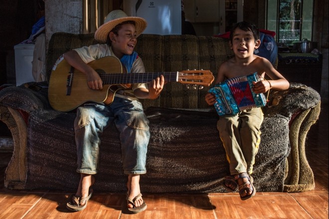 Reginaldo e Jonathan tentam tocar enquanto cantam o Lepo-Lepo | 