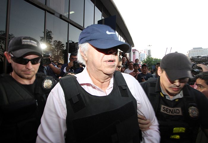 Roger Abdelmassih é escoltados por agentes paraguaios após ser preso em Assunção | Christian Rizzi / Gazeta do Povo