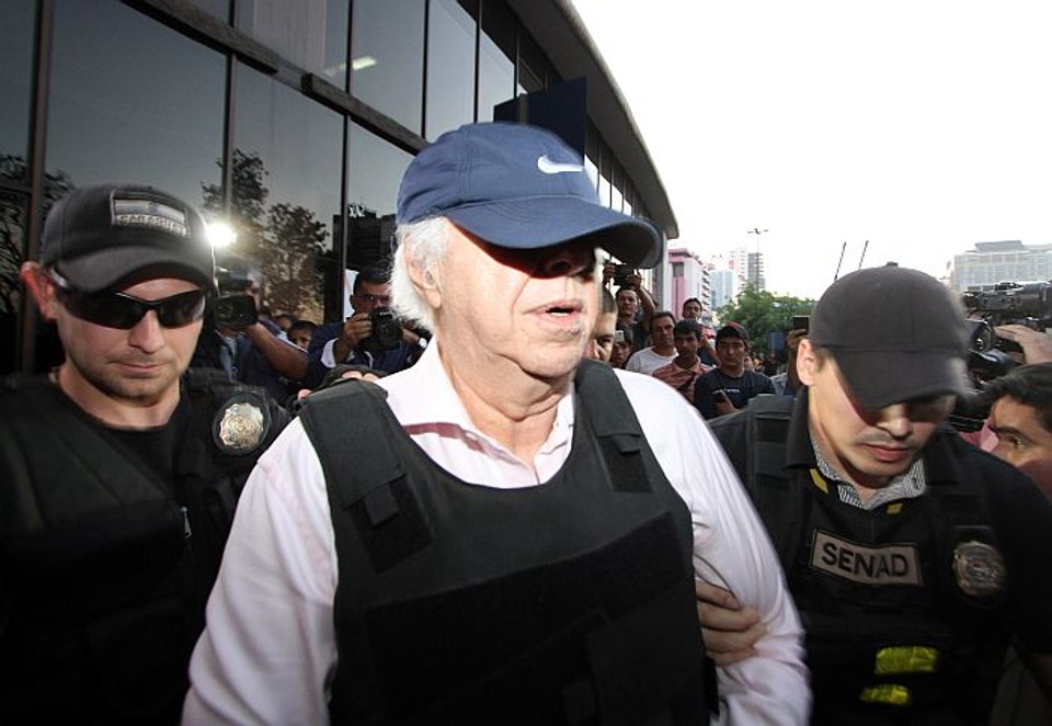 Roger Abdelmassih é escoltados por agentes paraguaios após ser  preso em Assunção | Christian Rizzi / Gazeta do Povo
