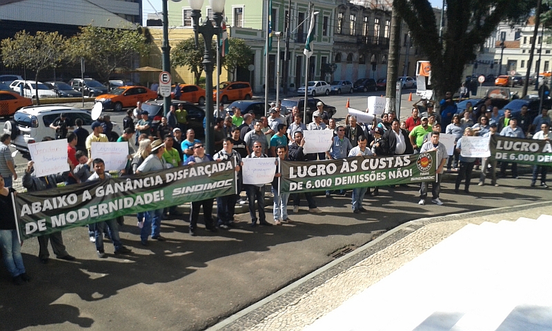 Membros da categoria fizeram um ato simbólico para marcar a posição na manhã desta segunda-feira | Henry Milléo / Agência de Notícias Gazeta do Povo