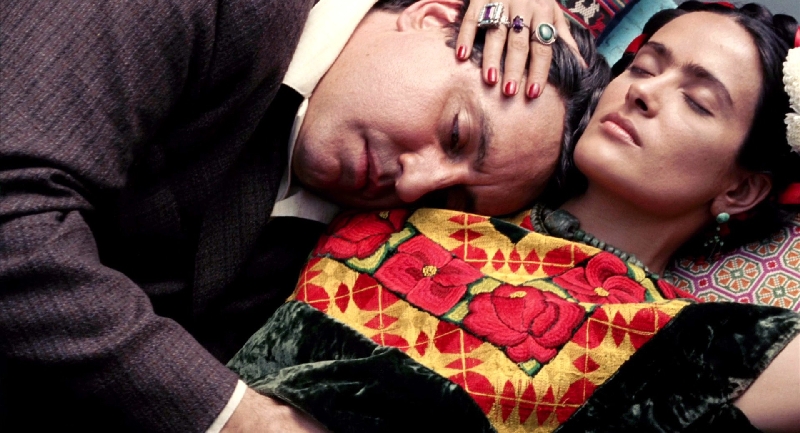 Diego Rivera (Alfred Molina) e Frida Kahlo (Salma Hayek) vivem uma relação intensa em Frida | Divulgação