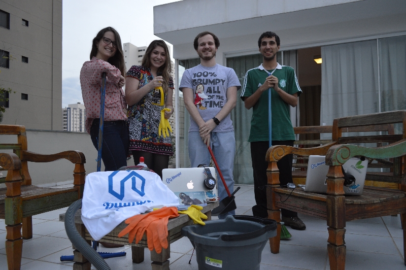 Eduardo Giglio (de camiseta clara) e funcionários do Blumpa: necessidade o motivou a criar o site | Divulgação