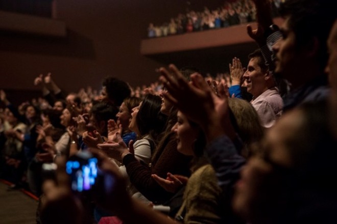 Cantando e dançando, Maria Rita levantou o público em Curitiba |