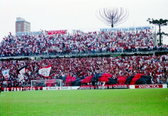 Torcida na arquibancada dos fundos do estádio no Atletiba do Brasileiro de 1996 |