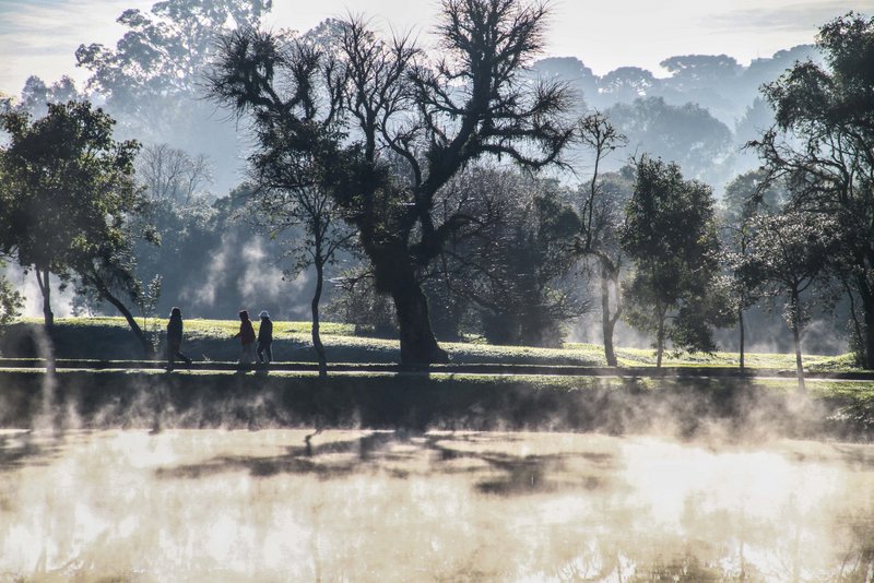 Amanhecer frio no Parque Tingui, em Curitiba, durante o mês de julho | Daniel Castellano / Agência de Notícias Gazeta do Povo