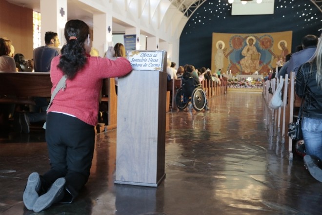 Manifestações de fé explícitas são sentidas em todo o santuário além do interior, há uma gruta, um Cristo Redentor, um cruzeiro, espaço para acender velas e capela do Santíssimo Sacramento |