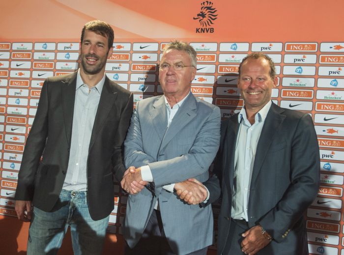 Guus Hiddink cumprimenta os ex-jogadores Ruud van Nistelrooy e Danny Blind, que serão seus auxiliares no comando da Holanda | Reuters