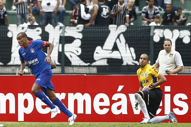 Rivaldo:Clubes: Cruzeiro, São Paulo, São Caetano e Mogi Mirim. Idade quando chegou: 31 anos, 38 anos, 41 anos e 41 anos, respectivamente. A trajetória de Rivaldo como veterano no futebol brasileiro é cheia de idas e vindas. Em 2004, após brilhar no La Coruña e no Barcelona, mas perder espaço no Milan para Kaká, o camisa 10 do penta, assinou com o Cruzeiro. A passagem pela Toca da Raposa foi abreviada com a demissão do técnico Vanderlei Luxemburgo após maus resultados. Rivaldo saiu em solidariedade e passou longos anos na Grécia e depois no Uzbequistão. Em 2010, comprou o Mogi Mirim, clube em que estourou no Carrossel Caipira de Vadão. Em 2011, acabou indo parar no São Paulo com uma média de gols superior a 0,5 por jogo. Em 2012, acabou indo jogar no obscuro futebol de Angola. De volta ao Brasil, em 2013, não evitou a queda do São Caetano para a Série C, entrando poucos minutos por partidas. Em 2014, finalmente defendeu o Mogi Mirim, chegando a jogar junto com o filho Rivaldinho. Aos 42 anos, anunciou a aposentadoria para ser apenas dirigente. |