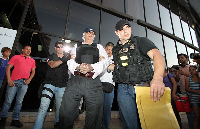 Roger Abdelmassih é escoltado por agentes paraguaios após ser preso em Assunção | Christian Rizzi / Gazeta do Povo