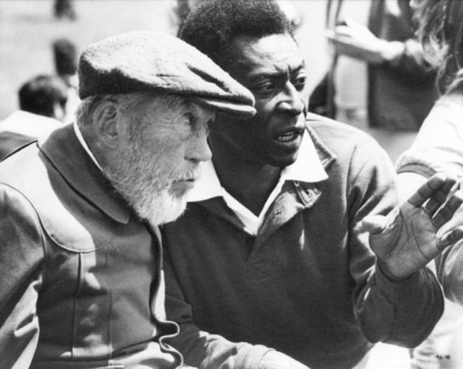 Dupla de ataque: Pelé orienta John Houston |