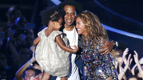 A cantora recebeu o prêmio das mãos do marido Jay-Z | Reuters