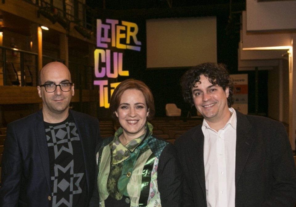 O escritor português Valter Hugo Mãe (à esq.) com a diretora-executiva do festival literário Litercultura, Manoela Leão, e o autor e editor Manoel da Costa Pinto, que mediou a conferência Simplesmente Humano, na última quinta-feira, na Capela Santa Maria | Silvio Aurichio