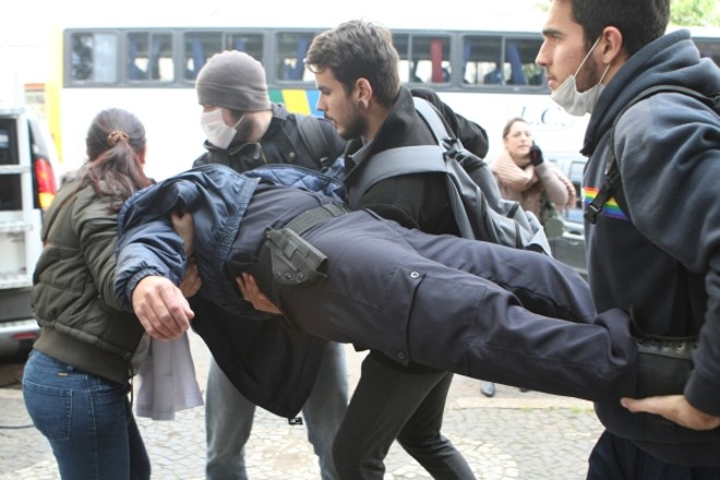 Gás, spray de pimenta e balas de borracha foram usados para dispersar o protesto |