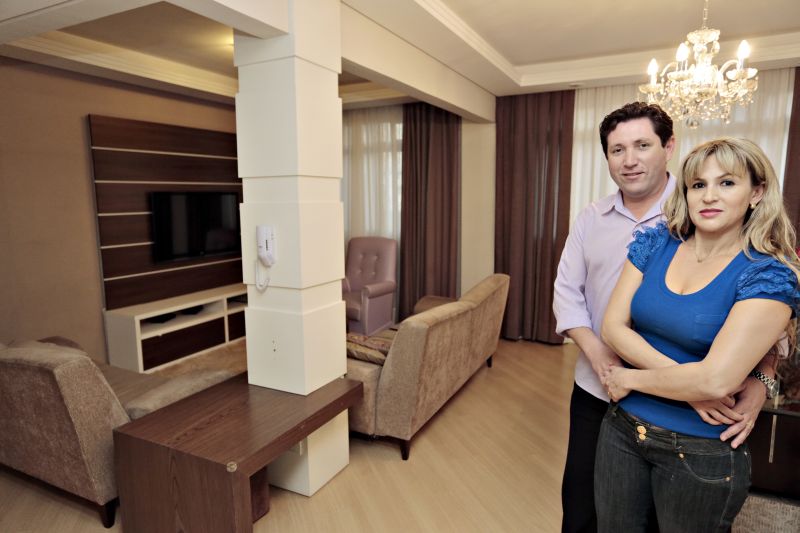 Marcos Pereira e a esposa Adriana de Jesus: três das sete cartas de crédito do casal já foram contempladas | César Machado/Gazeta do Povo