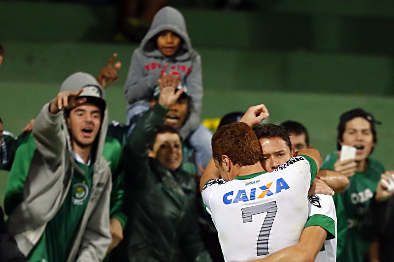 Zé Love comemora gol de Keirrison sobre o Vitória | Albari Rosa / Gazeta do Povo