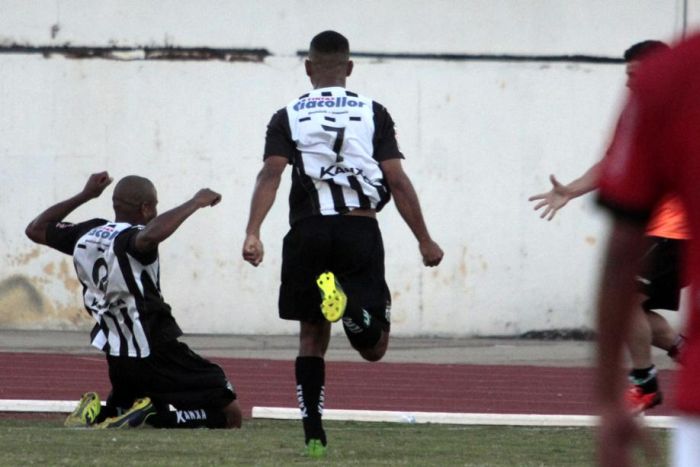 Eydson comemora o gol da vitória do Maringá sobre o Brasil-DF | Ivan Amorim / Gazeta do Povo