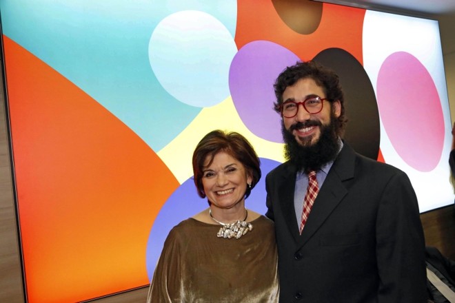 A decoradora Yara Mendes, que assina o projeto de interiores da nova unidade do Instituto de Oncologia do Paraná, e seu filho, o artista plástico André Mendes, autor do painel da sala de convivência |