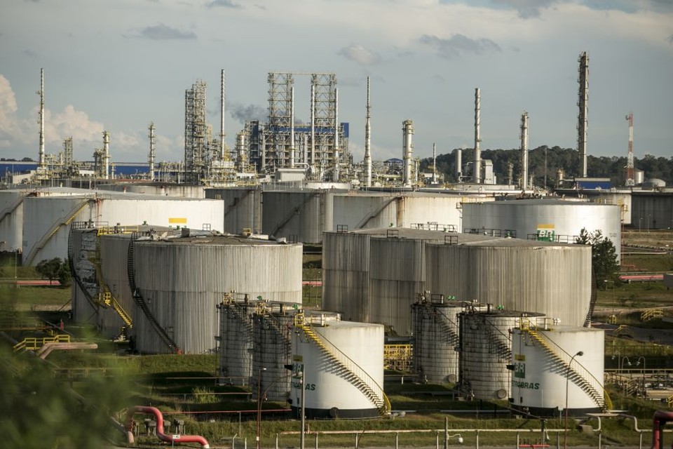A empresa deve reduzir as importações de diesel em 100 mil toneladas por mês, para cerca de 170 mil a 300 mil toneladas. | Agência Gazeta do Povo/ Marcelo Andrade