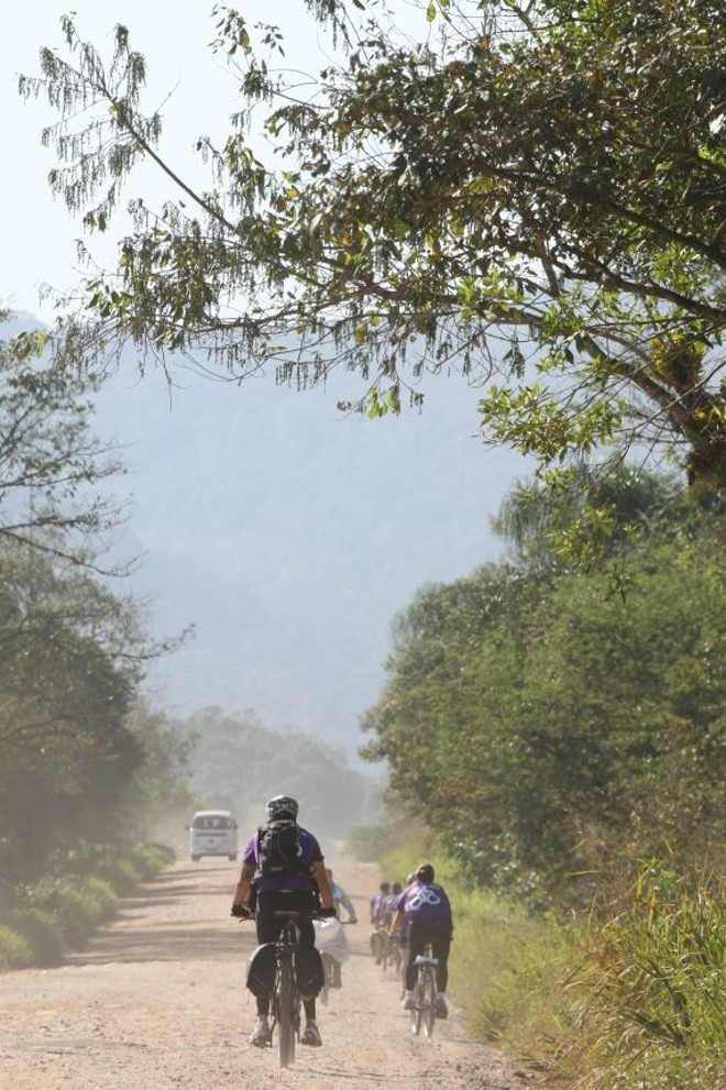 Alunos percorrem PR-405, em Guaraqueçaba, para mapear roteiro ciclístico |
