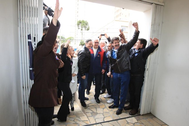 Integrantes do PMDB, entre eles o senador e candidato ao governo do Paraná pelo partido Roberto Requião, recorreram a um chaveiro para abrir a porta do diretório e realizar a reunião para eleger novos diretores do partido |