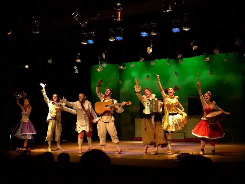 A peça é uma comédia, adaptação da obra de William Shakespeare que conta a história de dois amores diferentes | Rafael Telles/Divulgação