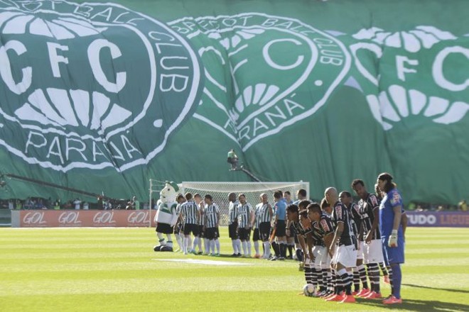 Bandeirão estendido pela torcida no momento do hino antes de Coritiba e Corinthians se enfrentarem | 