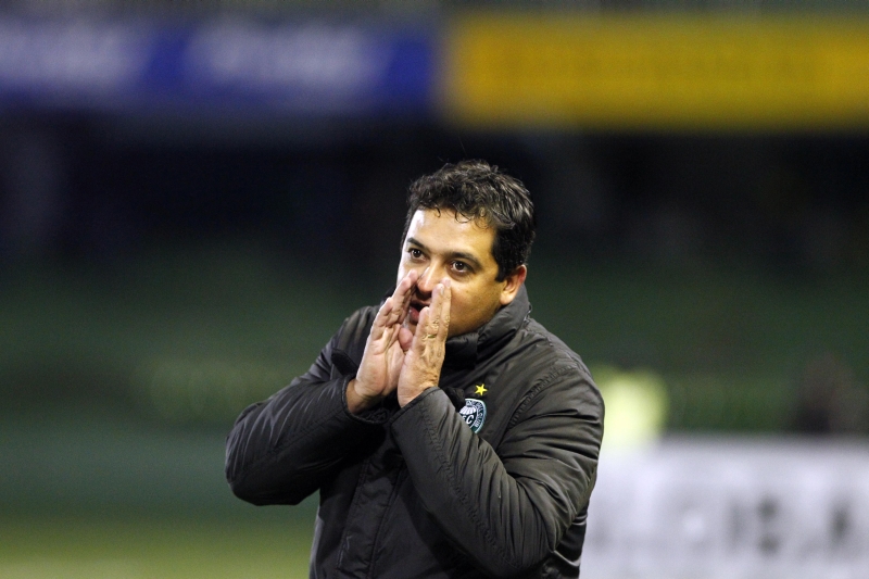 Marquinhos Santos no jogo que marcou sua demissão do Coritiba no ano passado: derrota para o Itagüi, dia 24/9 | Albari Rosa/ Gazeta do Povo