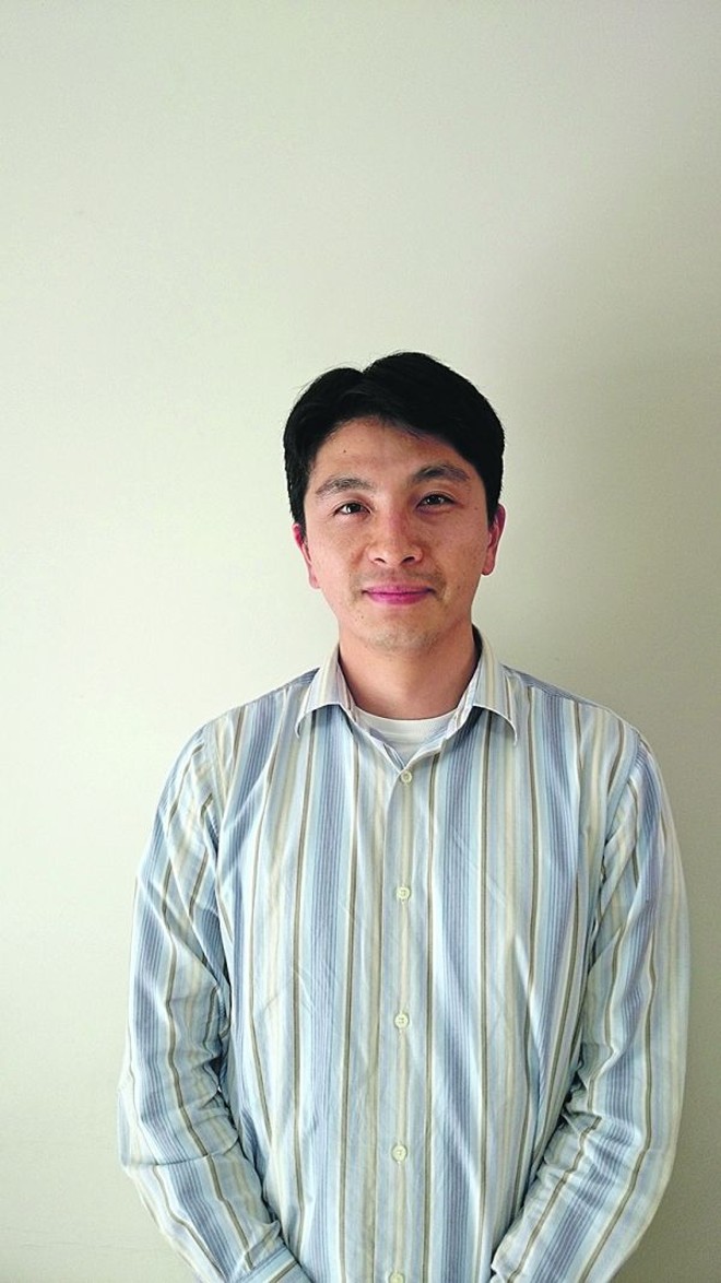 Keiro Yamawaki, formado em arquitetura e urbanismo pela Pontifícia Universidade Católica do Paraná (PUC-PR), tem pós-graduação em Planejamento e Gestão de Negócios pela FAE Business School. É sócio-fundador da Proa Arquitetura desde 1999 e atual presidente da regional paranaense da Associação Brasileira dos Escritórios de Arquitetura (AsBEA-PR) | 