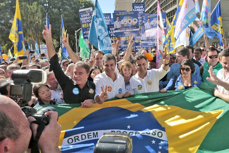 Aécio com tucanos em Curitiba: críticas a um preconceito do governo federal com o Paraná | Cesar Machado / Gazeta do Povo