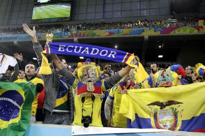 Torcida do Equador na arquibancada da Arena da Baixada na partida contra Honduras na Copa |
